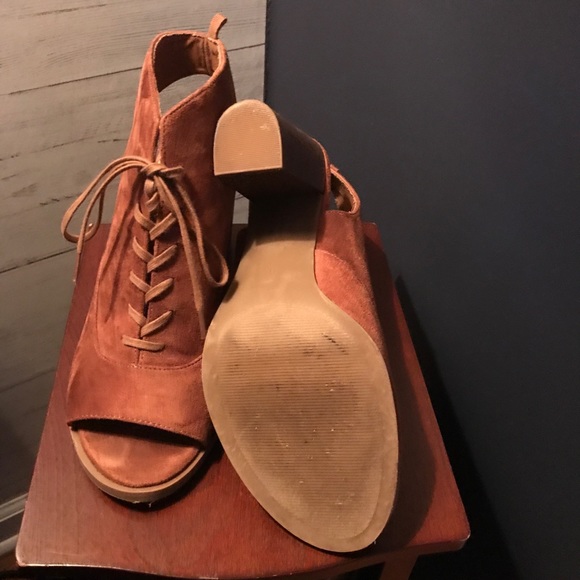 Peep toe lace up suede ankle boots in Camel - Picture 2 of 2